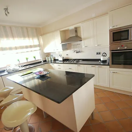 Charming Townhouse Praia D'el Rey * Όμπιδος